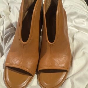 Elegant Tan Women's Peep-Toe Shoes